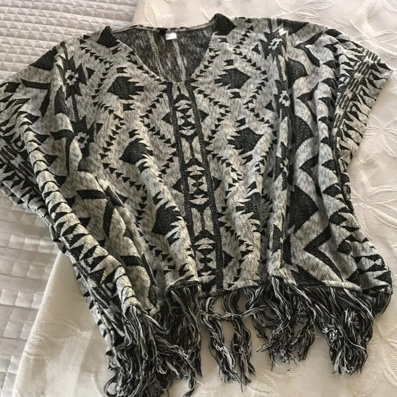 Aztec poncho/sweater🖤 - Picture 1 of 4